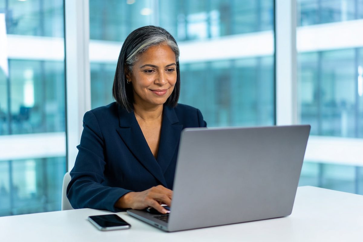 Gestora configurando o encaminhamento de chamadas em um notebook